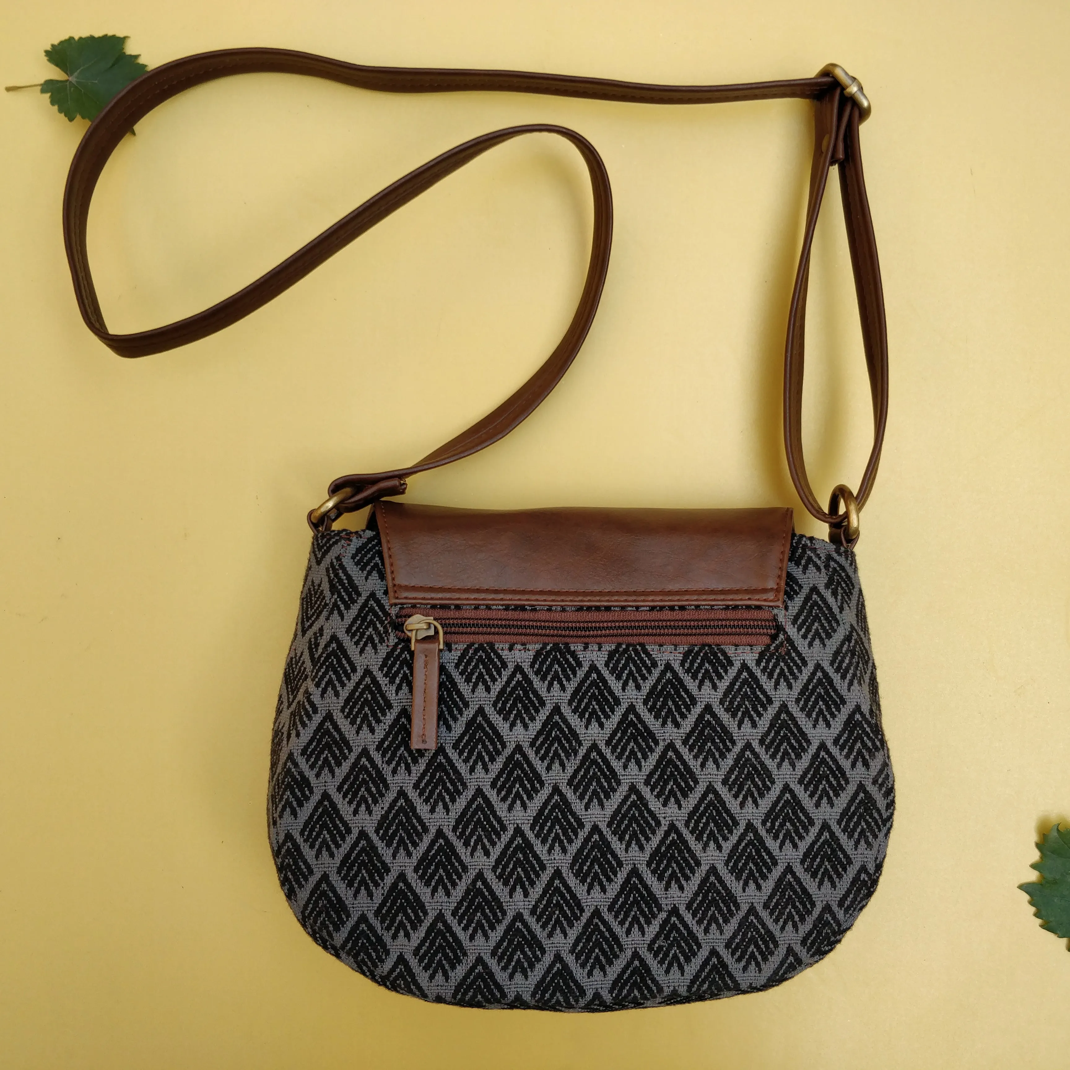The Curvy Sling Bag - Gray Azul